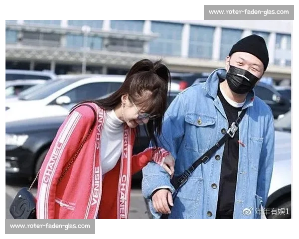 杜海涛沈梦辰伦敦返京,机场比心互动甜度超标